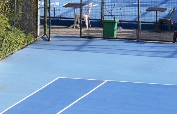 Les courts couverts construits par les constructeurs de courts de tennis à Nice offrent de multiples avantages pour la communauté.