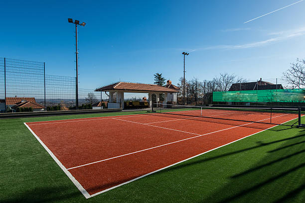 la construction d'un court de tennis à Toulon implique la prise en compte de plusieurs facteurs, notamment le choix de matériaux durables