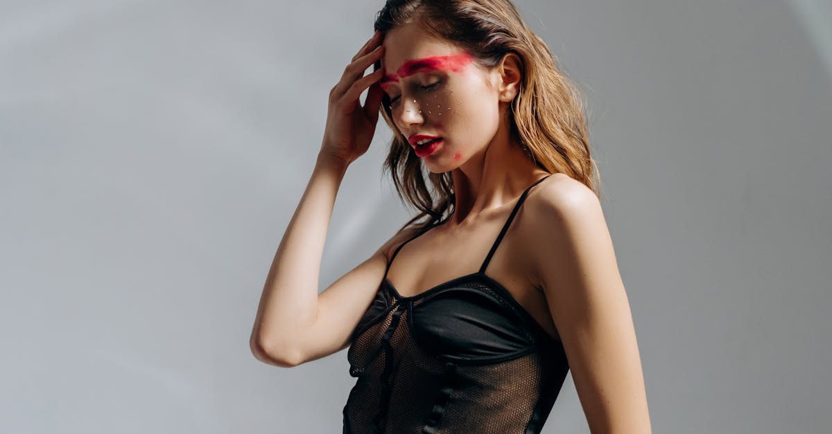 découvrez les dernières tendances en lingerie sensuelle, alliant élégance et confort. explorez des modèles audacieux et raffinés qui sublimeront votre silhouette et éveilleront vos sens. trouvez l'inspiration pour rehausser votre garde-robe intime avec des pièces à la fois séduisantes et tendance.