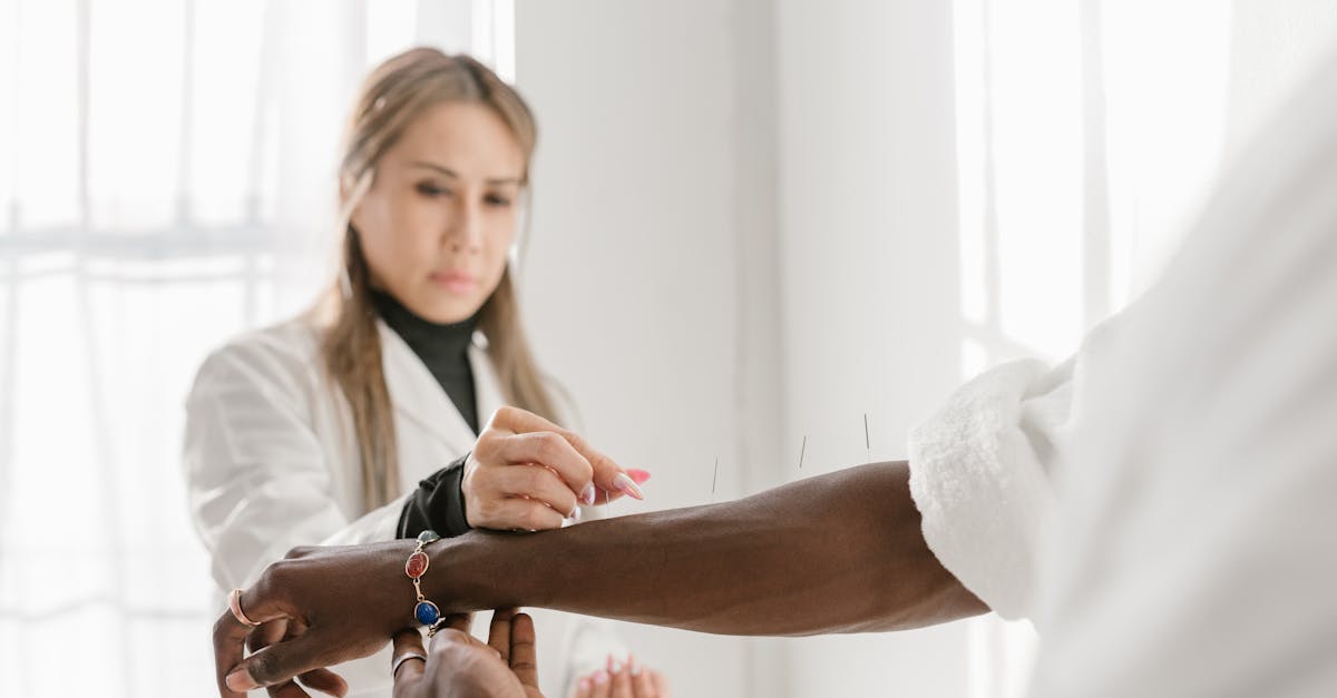 découvrez l'acupression, une pratique ancestrale qui aide à soulager le stress, améliorer la circulation et équilibrer le corps. apprenez des techniques simples à appliquer chez vous pour favoriser votre bien-être et revitaliser votre énergie.