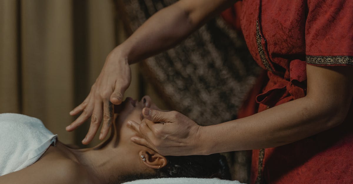 découvrez l'acupression, une technique thérapeutique millénaire qui stimule des points spécifiques du corps pour soulager le stress, réduire la douleur et améliorer le bien-être général. apprenez les principes de cette pratique ancestrale et comment l'intégrer dans votre routine quotidienne.