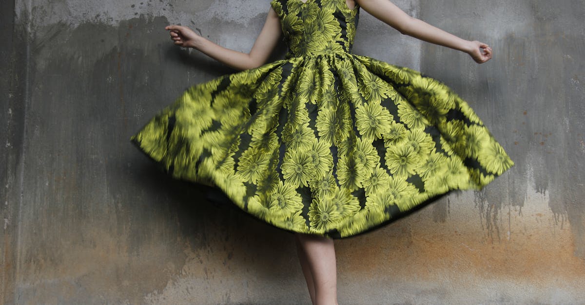 découvrez notre magnifique robe vert sauge, parfaite pour toutes les occasions. avec sa coupe élégante et sa teinte apaisante, cette robe apporte une touche de fraîcheur à votre garde-robe. idéale pour les mariages, les soirées ou une sortie décontractée, elle marie confort et style pour un look inoubliable.